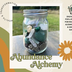 Op de afbeelding: Een heldere glazen pot gevuld met verschillende kristallen en stenen, waaronder groene, witte en heldere kwarts en pyriet. De pot is gelabeld met "Abundance Alchemy" en bevat tekst over een digitale gids voor het manifesteren van rijkdom en succes.