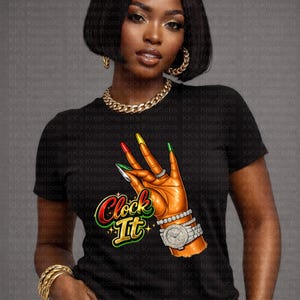 Peut inclure: T-shirt noir avec un graphisme de main aux ongles colorés, une bague et une montre. Le texte "Clock It" est affiché dans une police vibrante et stylisée. Le t-shirt a un col rond classique.