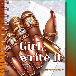 以下が含まれることがあります： 金色の指輪と長いマニキュアを施した爪が特徴の、スパイラル綴じのノート。表紙には「Girl, write it」と「Before you forget it」の文字。金色のペンが罫線入りの紙の上に置かれています。