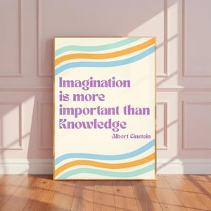 Puede incluir: Póster enmarcado con la cita "La imaginación es más importante que el conocimiento" en texto morado. El póster tiene un fondo crema con líneas onduladas azules, naranjas y celeste. La cita se atribuye a Albert Einstein.