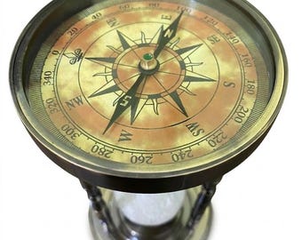 Clessidra nautica vintage in ottone con bussola, decorazione nautica antica.