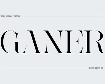 Könnte beinhalten: Minimalistisches Design mit dem Wort "GANER" in einer fetten, schwarzen Serifen-Schriftart. Der Text ist auf einem hellgrauen Hintergrund zentriert, mit den Worten "SERIF DISPLAY TYPEFACE" und "BY MAHESANS CO" darüber und darunter.