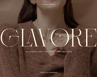 Könnte beinhalten: Nahaufnahme einer Person in einem braunen Pullover mit dem Wort "GLAVORE" in einer Serifenschrift. Der Text "AN ELEGANT SERIF FONT WITH SOME LIGATURES" steht darunter. Die Wörter "PROUDLY PRESENT" und "CREATED BY MAHESANS" sind ebenfalls sichtbar.