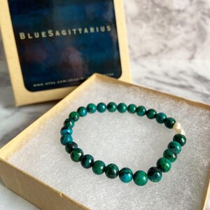 Green-blue reconstituted stone quartzite round beaded stretch bracelet with freshwater pearls