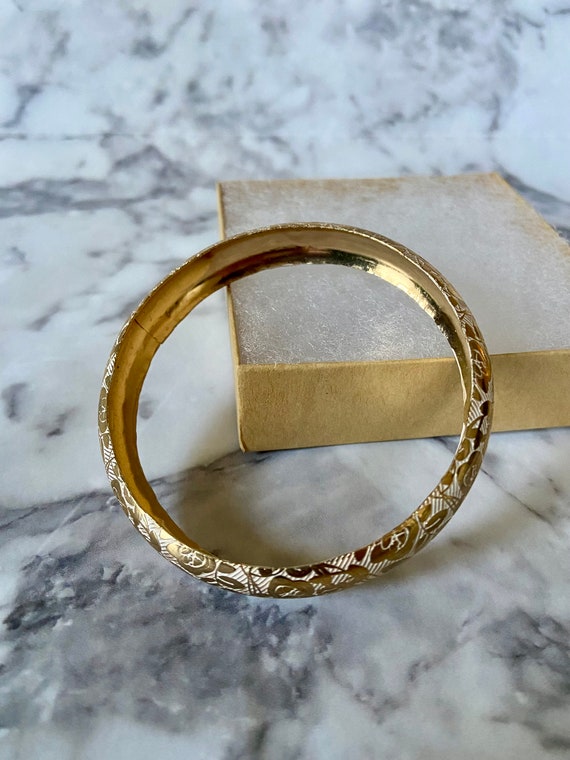 Vintage floral white and gold colored bangle - image 5