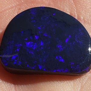 11.3 Ct. Lightning Ridge Black Opal - 21.3 x 16 mm - Australia - Natural