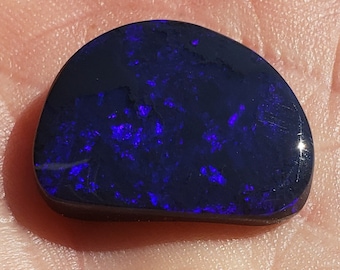 11.3 Ct. Lightning Ridge Black Opal - 21.3 x 16 mm - Australia - Natural