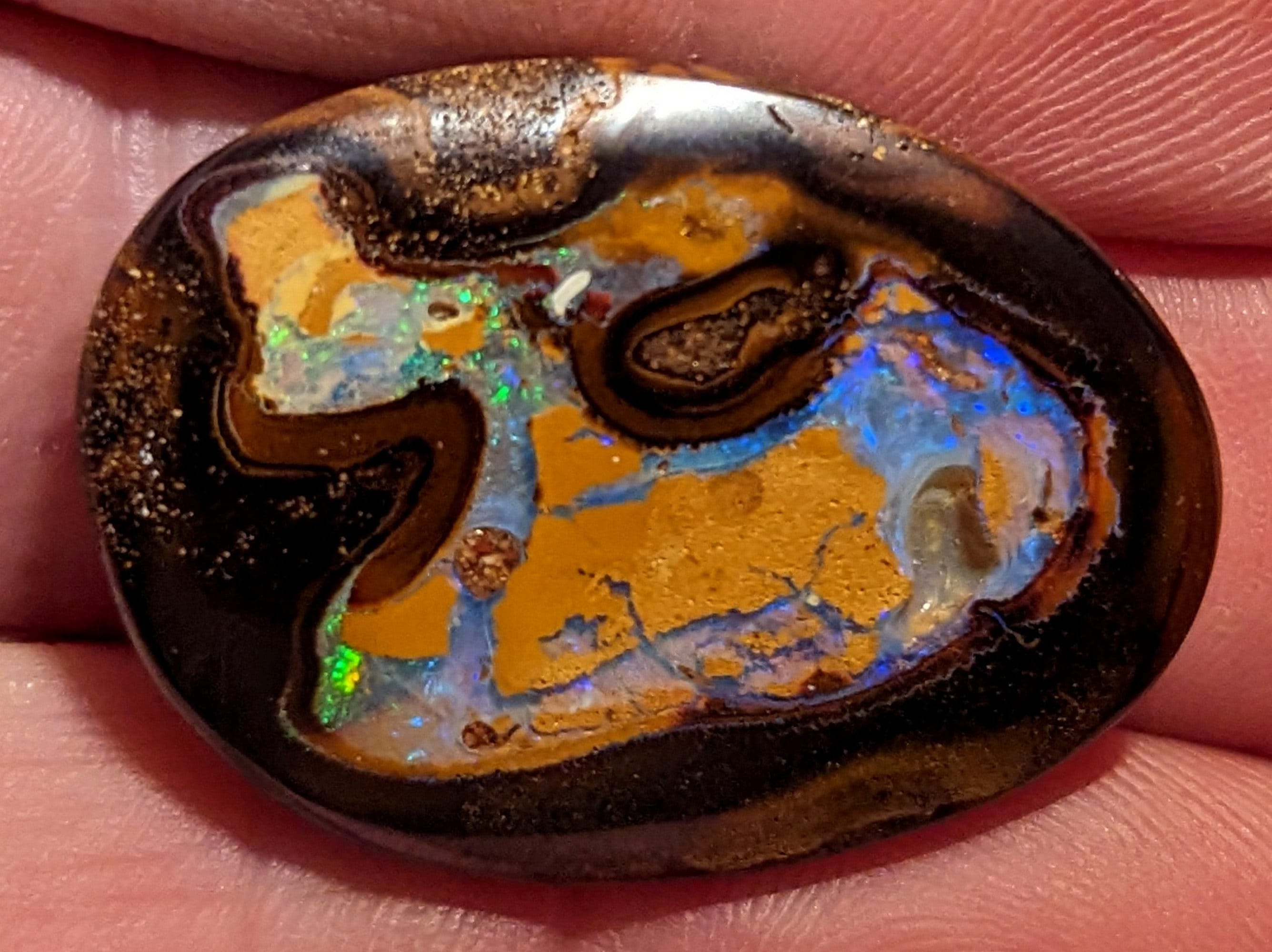 Boulder Opal - 39.5 Ct. - 32 x 23 mm - Centered Nut - Yowah, Australia