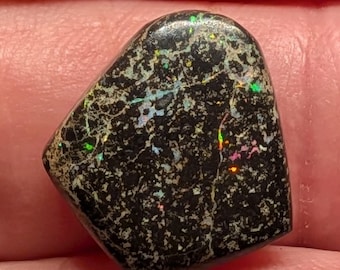 Mexican Leopard Opal - 7.7 Ct. - 17.3 x 16.4 mm - Bright Red Veinlets