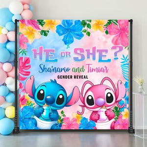 Puede incluir: Un colorido tel&oacute;n de fondo para una revelaci&oacute;n de g&eacute;nero con los personajes Stitch y Angel, sosteniendo biberones. El tel&oacute;n de fondo tiene el texto "He or She?" y los nombres "Shainario and Timia's Gender Reveal", rodeado de flores y un arco de globos.