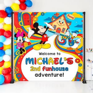 Pu&ograve; includere: Un banner colorato con Topolino, Minnie e Paperino. Il banner recita "Welcome to MICHAEL'S 2nd funhouse adventure!" con una casa dei cartoni animati e un design arcobaleno. Palloncini rossi, gialli, blu e bianchi a sinistra.