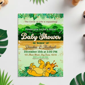 Puede incluir: Una invitación a un baby shower con el tema del Rey León. La invitación presenta un cachorro de león de dibujos animados, el texto "Baby Shower" y los detalles del evento. La invitación está rodeada de juguetes de león de peluche y hojas tropicales.