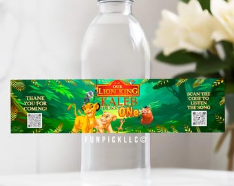 Puede incluir: Una botella de agua de plástico transparente con una etiqueta decorativa con personajes de El Rey León. La etiqueta dice "Our Lion King Kaleb Turns One" con imágenes de Simba, Nala y Pumbaa. La etiqueta también incluye el texto "¡Gracias por venir!" y "Escanea el código para escuchar la canción."