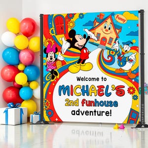 Pu&ograve; includere: Un colorato fondale per feste con Topolino, Minnie e Paperino. Il fondale recita "Welcome to MICHAEL'S 2nd funhouse adventure!" con una casa dei cartoni animati e palloncini.