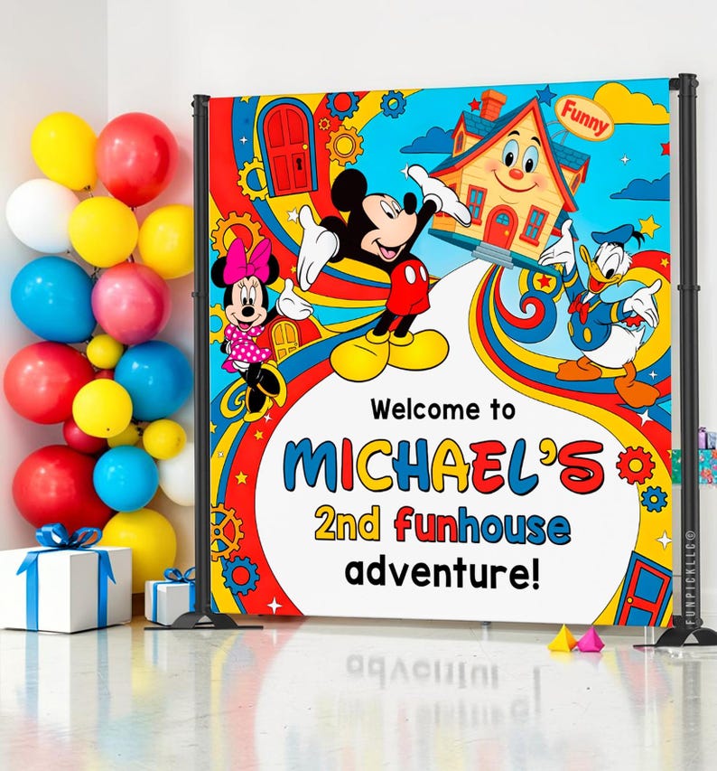 Pu&ograve; includere: Un colorato fondale per feste con Topolino, Minnie e Paperino. Il fondale recita "Welcome to MICHAEL'S 2nd funhouse adventure!" con una casa dei cartoni animati e palloncini.