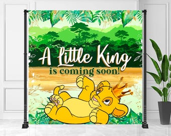 Op de afbeelding: Een achtergrond met een cartoon leeuwenwelp met een gouden kroon, met de tekst "A little King is coming soon!" in wit en groen. De achtergrond heeft een junglethema met groene bladeren en een gouden rivier.