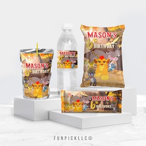 Könnte beinhalten: Party-Set im Lion King-Design. Enthält einen Saftbeutel mit Strohhalm, eine Wasserflasche, eine Snack-Tüte und einen Schokoriegel, alle mit dem Text "Mason's 6th Birthday" und Charakterillustrationen.