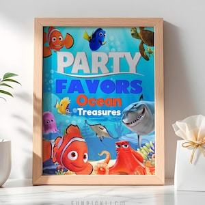 Peut inclure: Une affiche encadrée pour une fête avec les mots "PARTY FAVORS Ocean Treasures" et des personnages de dessins animés océaniques. L'affiche a un cadre en bois clair et est placée sur un fond bleu avec des bulles et la vie marine.