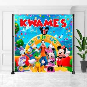 Puede incluir: Un telón de fondo colorido con Mickey Mouse, Minnie Mouse, Donald Duck, Goofy y Pluto. El telón de fondo tiene el texto "KWAME'S 1st CLUB HOUSE". El fondo es azul brillante con confeti y globos.