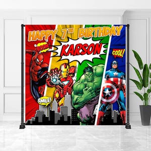 Könnte beinhalten: Eine farbenfrohe Geburtstags-Kulisse mit Comic-Superhelden Spider-Man, Iron Man, Hulk und Captain America. Der Hintergrund zeigt den Text "HAPPY 7TH BIRTHAY KARSON" im Comic-Stil mit Soundeffekten.