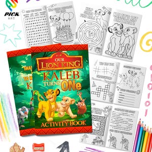 Puede incluir: Un conjunto de libros de actividades con temática de El Rey León, con el texto "Our Lion King Kaleb Turns One Activity Book". Incluye páginas para colorear, laberintos y juegos de palabras. El conjunto también incluye lápices de colores y un sacapuntas.