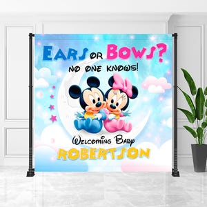 Może przedstawiać: Tło na baby shower z Myszką Miki i Minnie na księżycu. Tło ma niebiesko-różowe niebo z napisem "EARS OR BOWS? NO ONE KNOWS!" i "Welcoming Baby ROBERTSON".