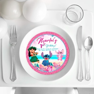 Może przedstawiać: Biały talerz z różową, błyszczącą obwódką z kolorowym wzorem z napisem "Marlei's 1st Birthday!". Projekt zawiera postacie z kreskówek i tekst "Thank you for joining my celebration, eat, dance, and sing the joy!"