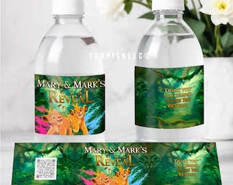 Puede incluir: Dos botellas de agua transparentes con tapas blancas, cada una con una etiqueta personalizada. Las etiquetas muestran el texto "Mary & Mark's Reveal" con cachorros de león de dibujos animados. Las etiquetas tienen un tema de jungla con acentos rosas y azules.