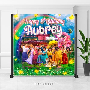 Puede incluir: Un colorido telón de fondo de cumpleaños con el texto "Happy 8th Birthday Aubrey", un arcoíris y personajes de dibujos animados. El telón de fondo incluye una escena vibrante con flores, mariposas y una casa.