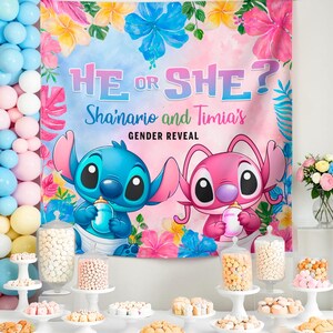 Puede incluir: Un banner de fiesta de revelaci&oacute;n de g&eacute;nero con el texto "He or She?" y los nombres "Shainario and Timia's". El banner presenta personajes de dibujos animados y dise&ntilde;os florales. La fiesta incluye globos, postres y dulces.