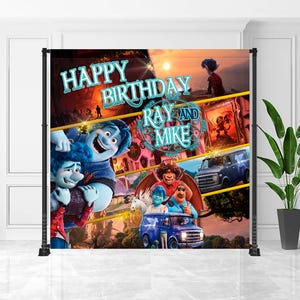 Puede incluir: Una gran pancarta de fondo con el texto "HAPPY BIRTHDAY RAY AND MIKE" en verde azulado y blanco. La pancarta presenta una colorida ilustración de personajes animados y una furgoneta azul. El fondo muestra una puesta de sol y un paisaje de fantasía.