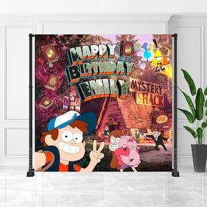 Puede incluir: Un colorido telón de fondo de cumpleaños con personajes de la serie animada Gravity Falls. El telón de fondo incluye el texto "Happy Birthday Emily" y "Mystery Shack". El diseño es vibrante con ilustraciones de dibujos animados y un fondo de bosque.