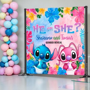 Puede incluir: Un tel&oacute;n de fondo para una revelaci&oacute;n de g&eacute;nero con los personajes de Stitch y Angel, sosteniendo biberones. El tel&oacute;n de fondo tiene el texto "He or She?" y "Shainario and Timia's Gender Reveal" con un dise&ntilde;o floral en rosa, azul y amarillo. Un arco de globos est&aacute; a la izquierda.
