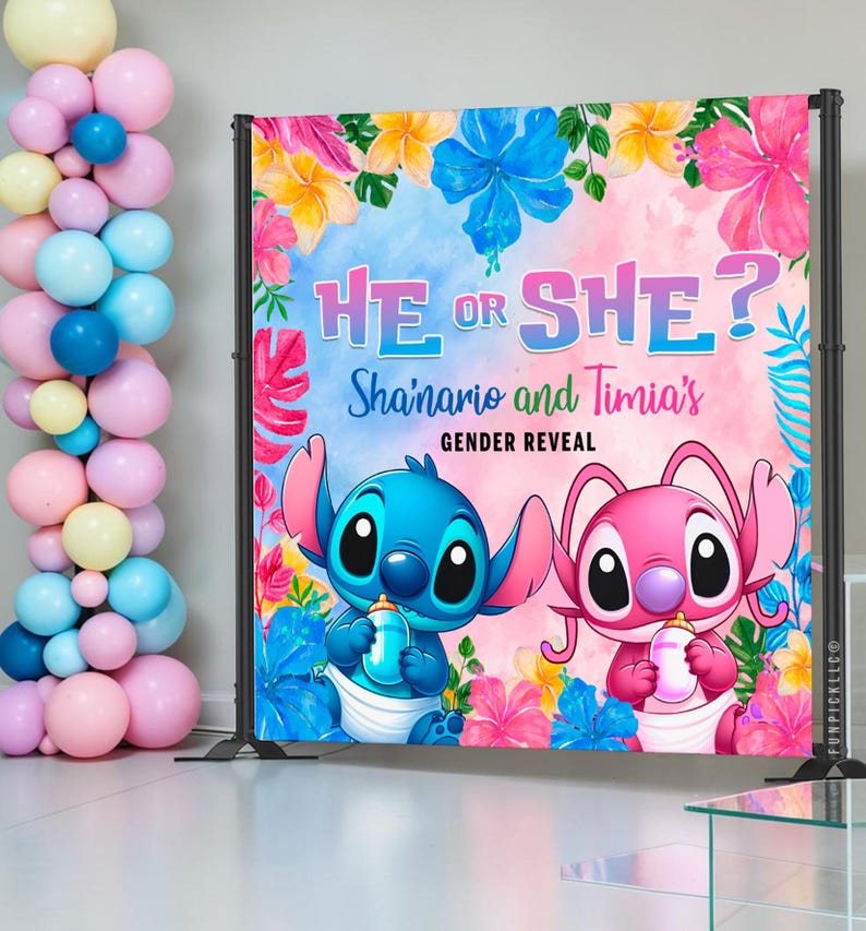 Puede incluir: Un tel&oacute;n de fondo para una revelaci&oacute;n de g&eacute;nero con los personajes de Stitch y Angel, sosteniendo biberones. El tel&oacute;n de fondo tiene el texto "He or She?" y "Shainario and Timia's Gender Reveal" con un dise&ntilde;o floral en rosa, azul y amarillo. Un arco de globos est&aacute; a la izquierda.