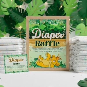 Puede incluir: Un letrero enmarcado de "Diaper Raffle" con un tema de jungla, con un león de dibujos animados. Una tarjeta más pequeña a juego está al frente. Pilas de pañales a ambos lados, con decoraciones de hojas verdes en el fondo.