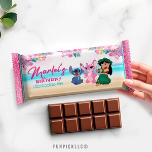 Może przedstawiać: Tabliczka czekolady mlecznej z niestandardowym opakowaniem z postaciami Stitcha, Angela i Lilo z filmu Disneya Lilo & Stitch. Opakowanie ma różową, błyszczącą obwódkę i napis "Marlei's Birthday milk chocolate 43.9g."