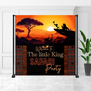 Pode incluir: Um cenário para uma festa com tema de safári, com uma cena de pôr do sol com silhuetas de animais e árvores. O texto "Welcome To The Little King SAFARI Party" é exibido em ouro e branco.