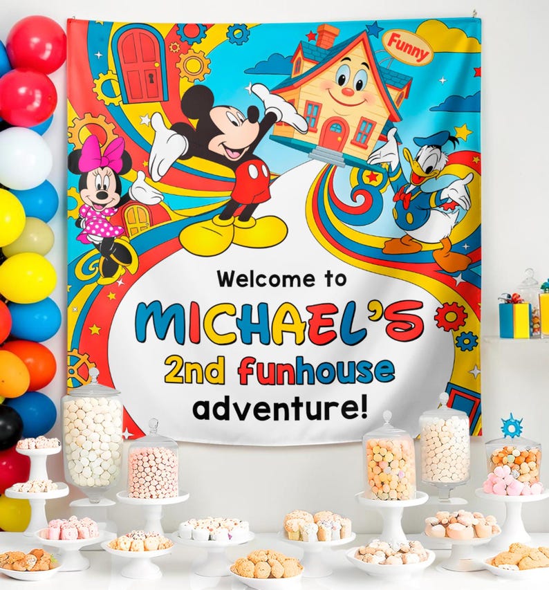 Pu&ograve; includere: Un colorato sfondo per feste con Topolino, Minnie e Paperino. Lo striscione recita "Welcome to MICHAEL'S 2nd funhouse adventure!" con una casa dei cartoni animati e un design arcobaleno. La scena comprende palloncini e un tavolo da dessert con varie prelibatezze.