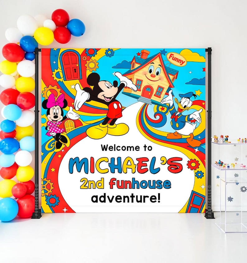 Pu&ograve; includere: Un banner colorato con Topolino, Minnie e Paperino. Il banner recita "Welcome to MICHAEL'S 2nd funhouse adventure!" con una casa dei cartoni animati e un design arcobaleno. Palloncini rossi, gialli, blu e bianchi a sinistra.