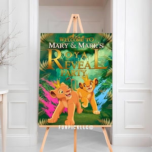 Op de afbeelding: Een welkomstbord voor een Royal Reveal Party, met twee cartoon leeuwenwelpen. Het bord staat op een ezel en heeft de tekst "Welcome to Mary & Mark's Royal Reveal Party". De achtergrond is groen met gouden accenten.
