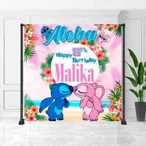 Puede incluir: Un telón de fondo de cumpleaños personalizado con los personajes Stitch y Angel besándose en una escena de playa. El telón de fondo incluye el texto "Aloha", "Happy 5th Birthday Malika" y flores tropicales rosas y naranjas.