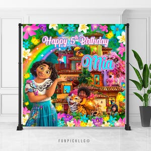 Puede incluir: Un colorido telón de fondo de cumpleaños con un personaje de dibujos animados, un arcoíris y una casa con flores. El texto "Happy 5th Birthday Mia" se muestra en una fuente lúdica. Mariposas y elementos florales decoran el telón de fondo.