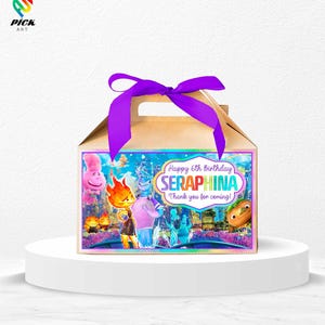 Puede incluir: Una caja de regalo de cumpleaños con un lazo morado. La caja presenta personajes de dibujos animados y el texto "Happy 6th Birthday Seraphina! Thank you for coming!" en la parte delantera. La caja está sobre un pedestal blanco.