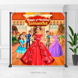 Pode incluir: Um cenário para uma festa de aniversário com tema de princesa. O cenário exibe o texto "Happy 3rd Birthday Samantha" e ilustrações de personagens animados em vestidos e trajes coloridos. O cenário é montado em um suporte preto.