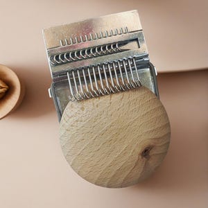 Puede incluir: Un juego de tres cuencos de cerámica anidados en tonos azules, verdes y blancos. Los cuencos presentan un esmalte moteado y un diseño sencillo y moderno. El cuenco más grande mide unos 15 cm de diámetro.