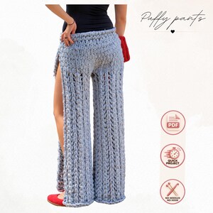 Puede incluir: Pantalones de punto grueso azul claro con perneras anchas y aberturas laterales altas. El texto Puffy pants es visible en la parte superior derecha. Hay tres iconos circulares: un icono de documento PDF, un reloj con Quick Project y un icono de aguja y gancho tachado con No Needles No Hook.