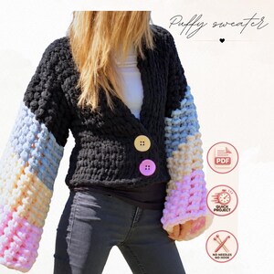 Puede incluir: Un suéter de punto grueso con cuerpo negro y mangas de bloques de color en azul claro, amarillo y rosa. El suéter tiene dos botones grandes y redondos en amarillo y rosa en la parte delantera. El texto en la imagen dice Puffy sweater, PDF, QUICK PROJECT y NO NEEDLES NO HOOK.