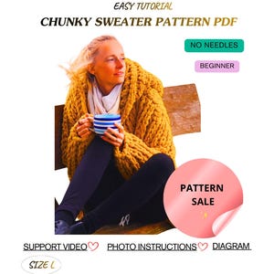 Puede incluir: Imagen de una mujer con un grueso suéter amarillo mostaza, sosteniendo una taza a rayas azules y blancas. El texto en la imagen dice "CHUNKY SWEATER PATTERN PDF", "NO NEEDLES", "BEGINNER", "PATTERN SALE" y "SIZE L".