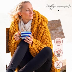 Puede incluir: Un suéter con capucha de punto grueso en color amarillo mostaza con un tejido de lana texturizado. La imagen incluye el texto Puffy sweater, PDF, QUICK PROJECT y NO NEEDLES NO HOOK, junto con iconos de un archivo PDF, un reloj y agujas.