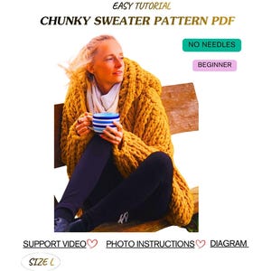 Puede incluir: Una mujer con un grueso suéter tejido de color mostaza, sosteniendo una taza a rayas azules y blancas. La imagen incluye el texto "Easy Tutorial", "Chunky Sweater Pattern PDF", "No Needles" y "Beginner". Texto adicional indica "Support Video", "Photo Instructions", "Diagram" y "Size L".